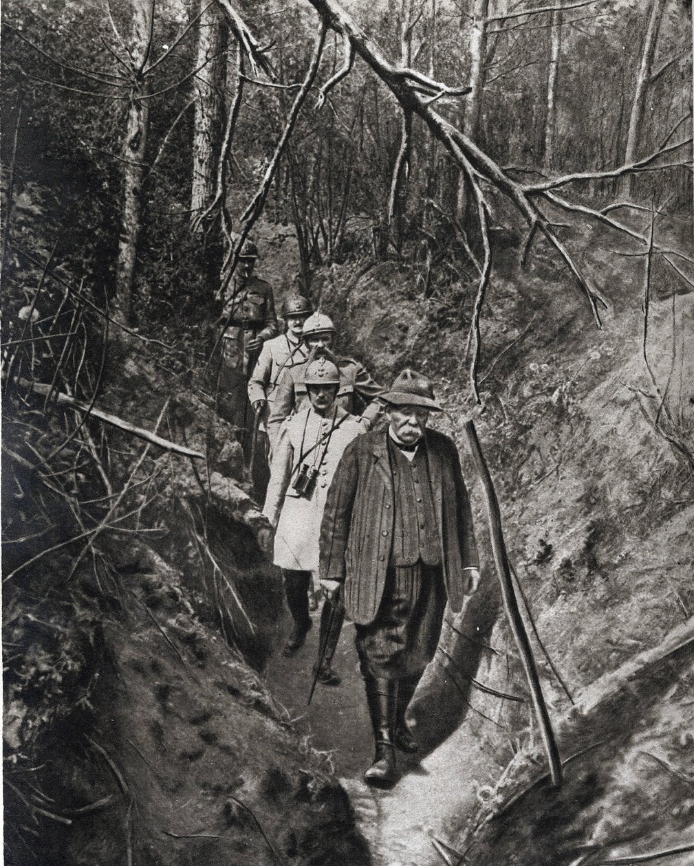 Birinci Dünya Savaşı: "Konsey Başkanı Georges Clemenceau, generalleriyle birlikte cepheye yaptığı sık ziyaretlerden birinde, bir siperden (bağırsak) geçer" "Ayna" 1918 by French Photographer