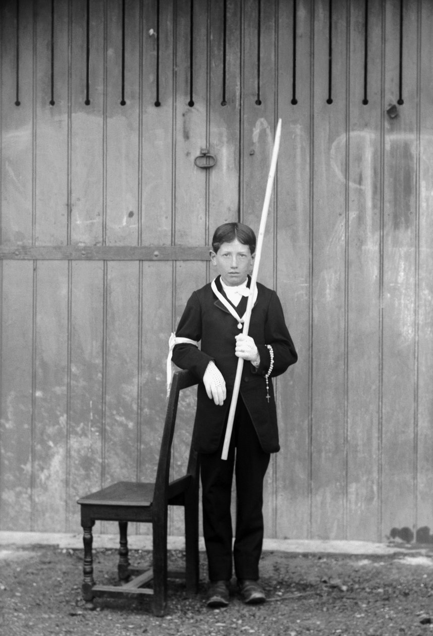 İlk iletişimci, beyaz kostümlü ve eldivenli, madalyalı, tespihli, beyaz dantel kollu ve çok uzun bir mum takmış, Bourmont yakınlarında, Haute-Marne