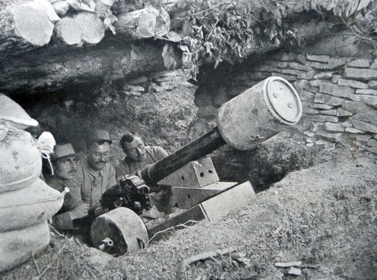 Kara mayınları fırlatmak için kullanılan Fransız 48 silahı, 1915 by French Photographer