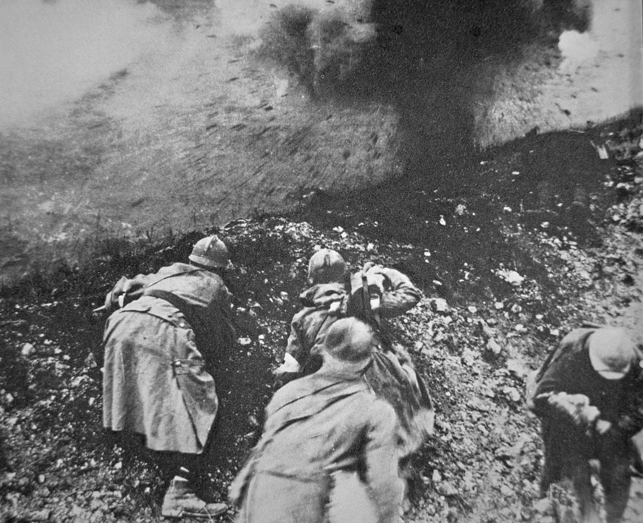 Verdun Savaşı sırasında Alman topçu ateşi altında Fransız piyade by French Photographer