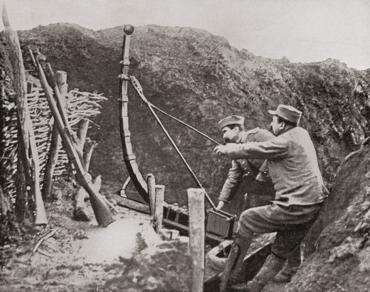 Birinci Dünya Savaşı sırasında bomba atmak için mancınık kullanan Fransız askerleri, The Illustrated War News, 1915 by French Photographer