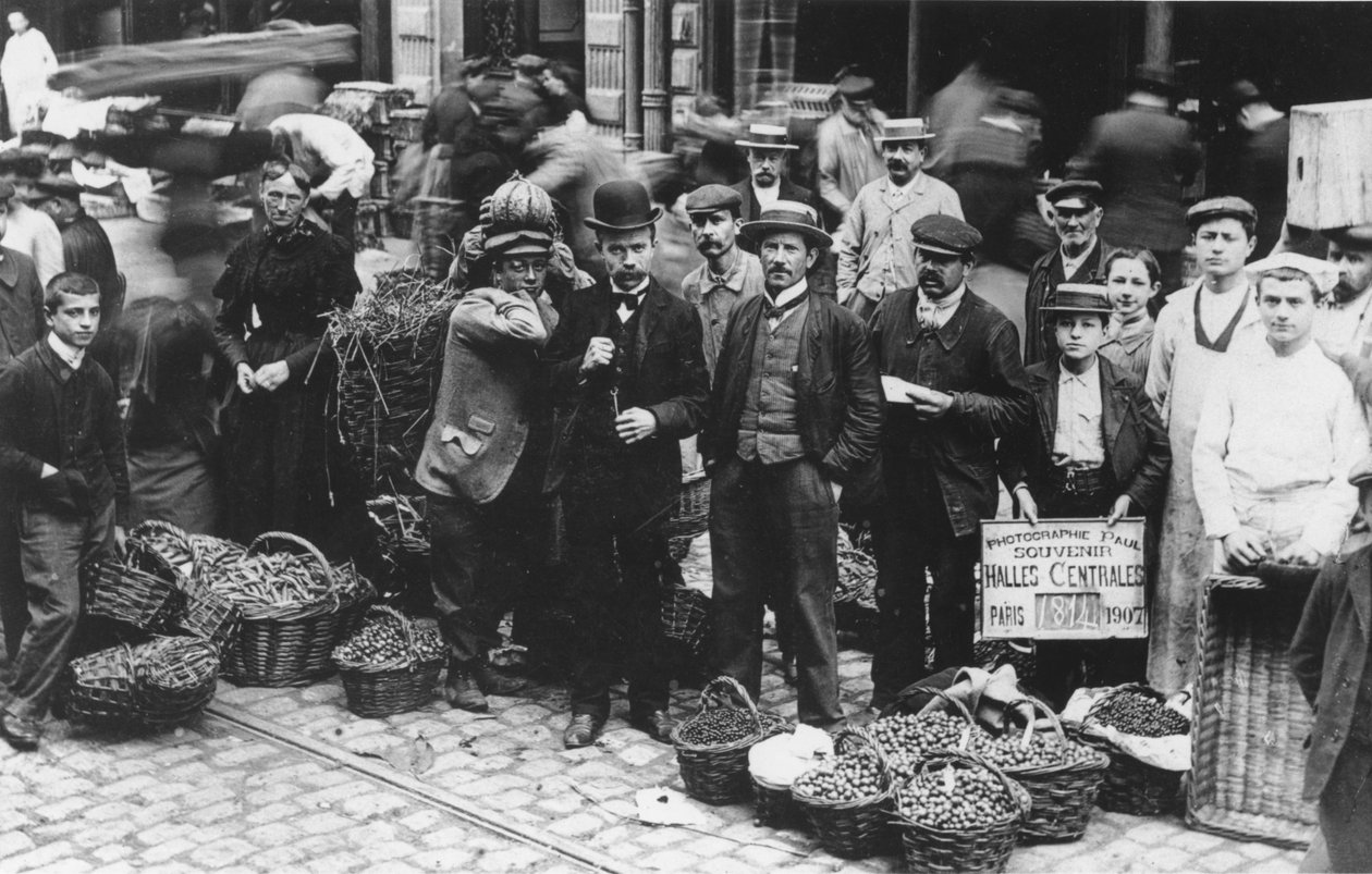 Les Halles pazarının bahçıvanları, Paris, 1907 by French Photographer
