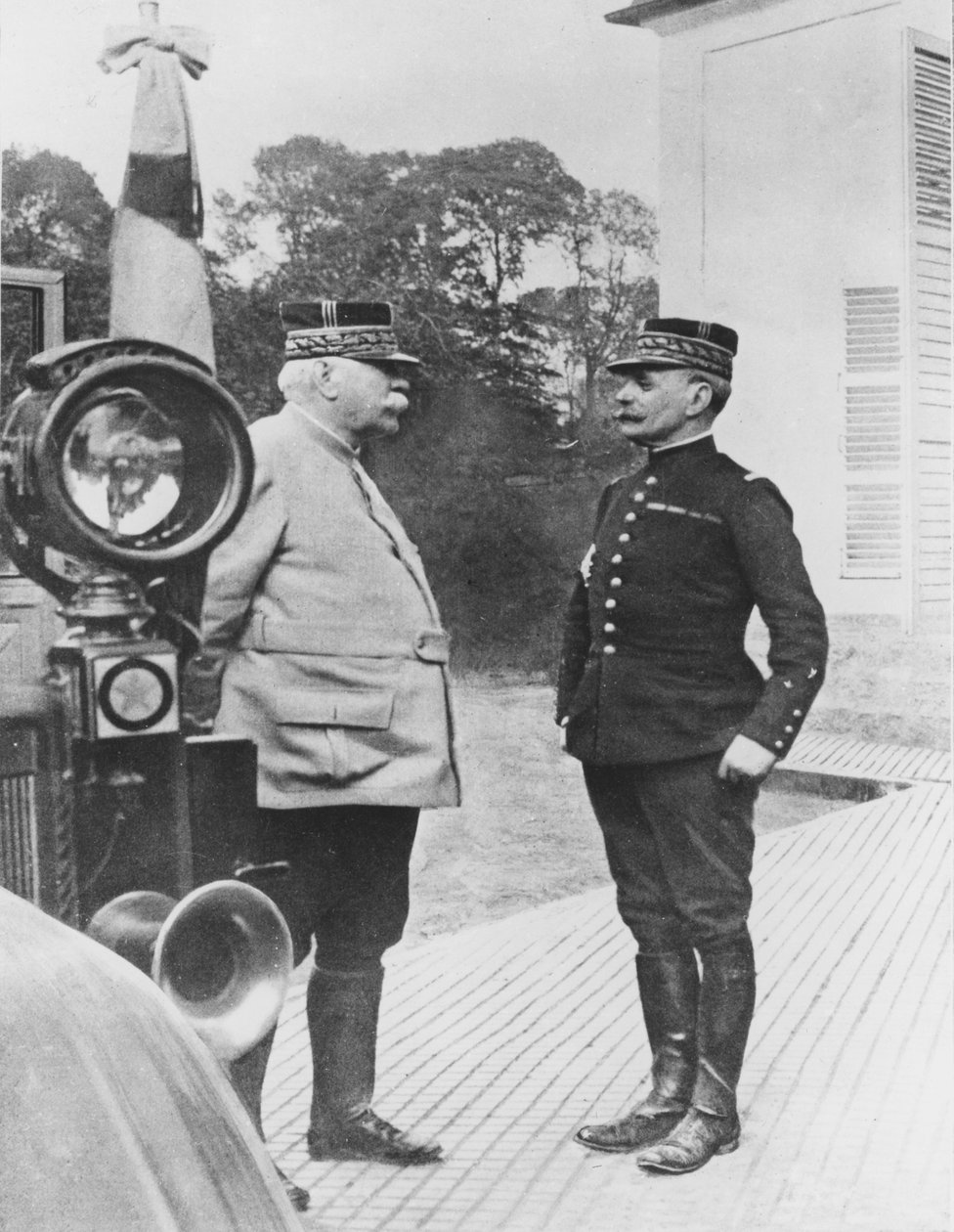 General Joffre ve General Foch, 1914 by French Photographer
