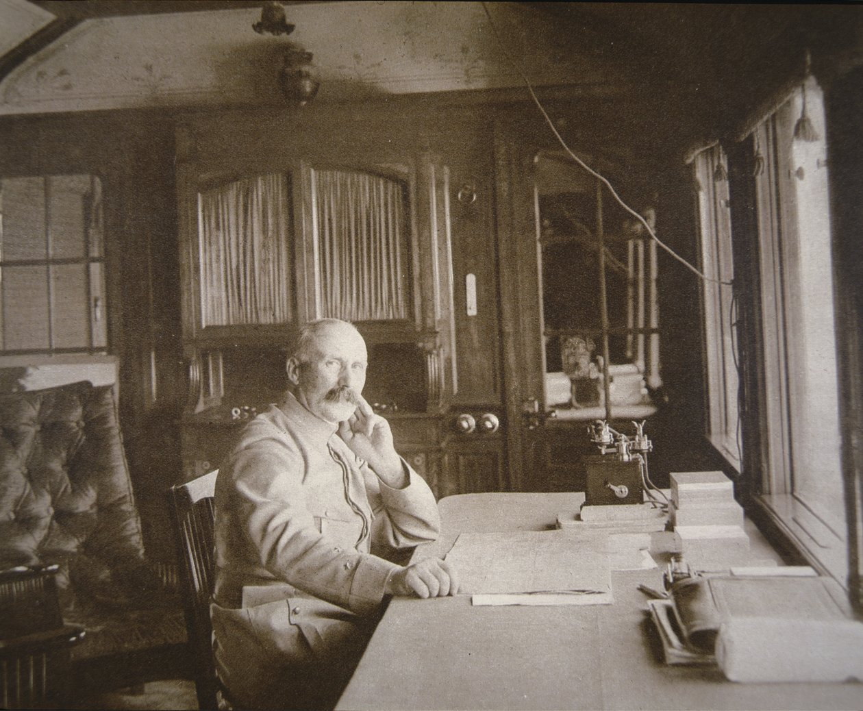 General Pétain, Şubat-Aralık 1916, Verdun Savaşı sırasında demiryolu vagon salonundaki karargahında (s/b fotoğraf) by French Photographer