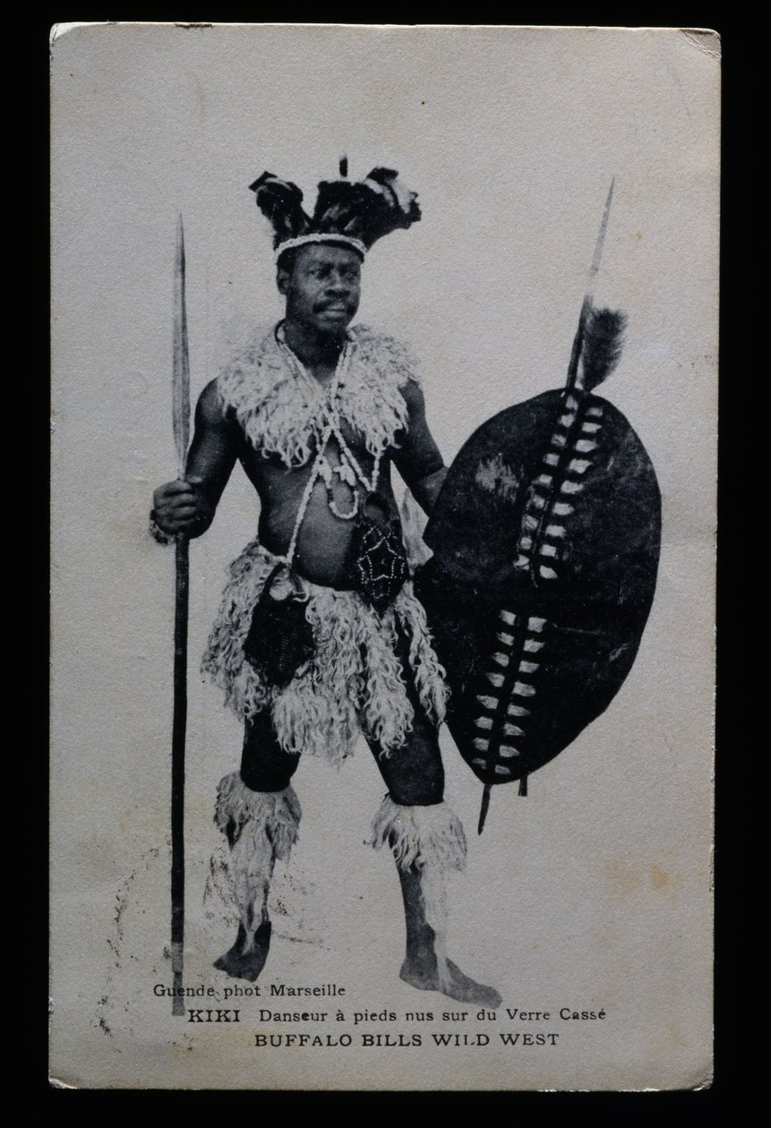 Kiki, kırık cam üzerinde çıplak ayakla performans sergileyen dansçı, Buffalo Bill (William Frederick Cody) by French Photographer
