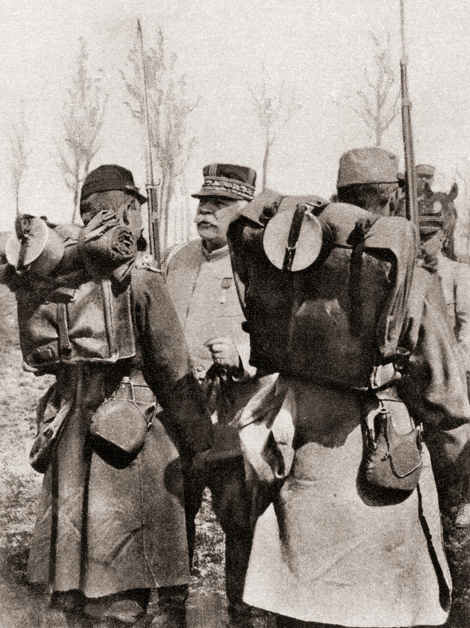 Mareşal Joseph Jacques Césaire Joffre birliklerini teftiş ederken, The Illustrated War News, 1915 by French Photographer