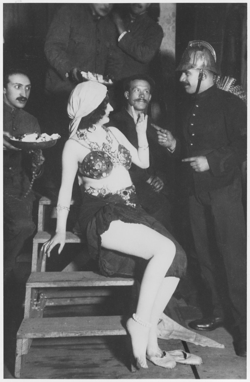 Bir itfaiyeci ile kanatlarda Mata Hari, c.1905 by French Photographer