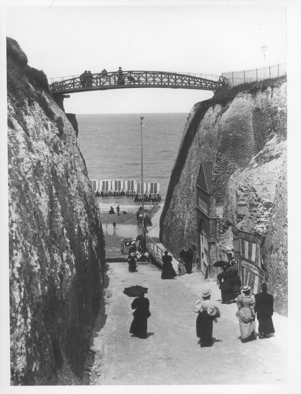 Newgate Gap, Margate, c.1900 (bw fotoğraf) by French Photographer