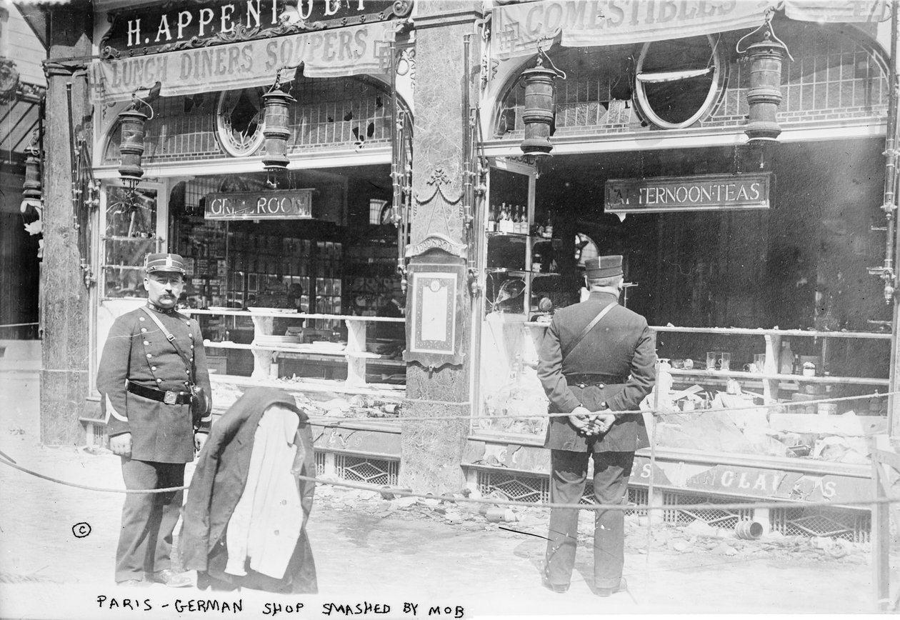 Paris, Alman dükkanı mafya tarafından parçalandı, 1914 by French Photographer