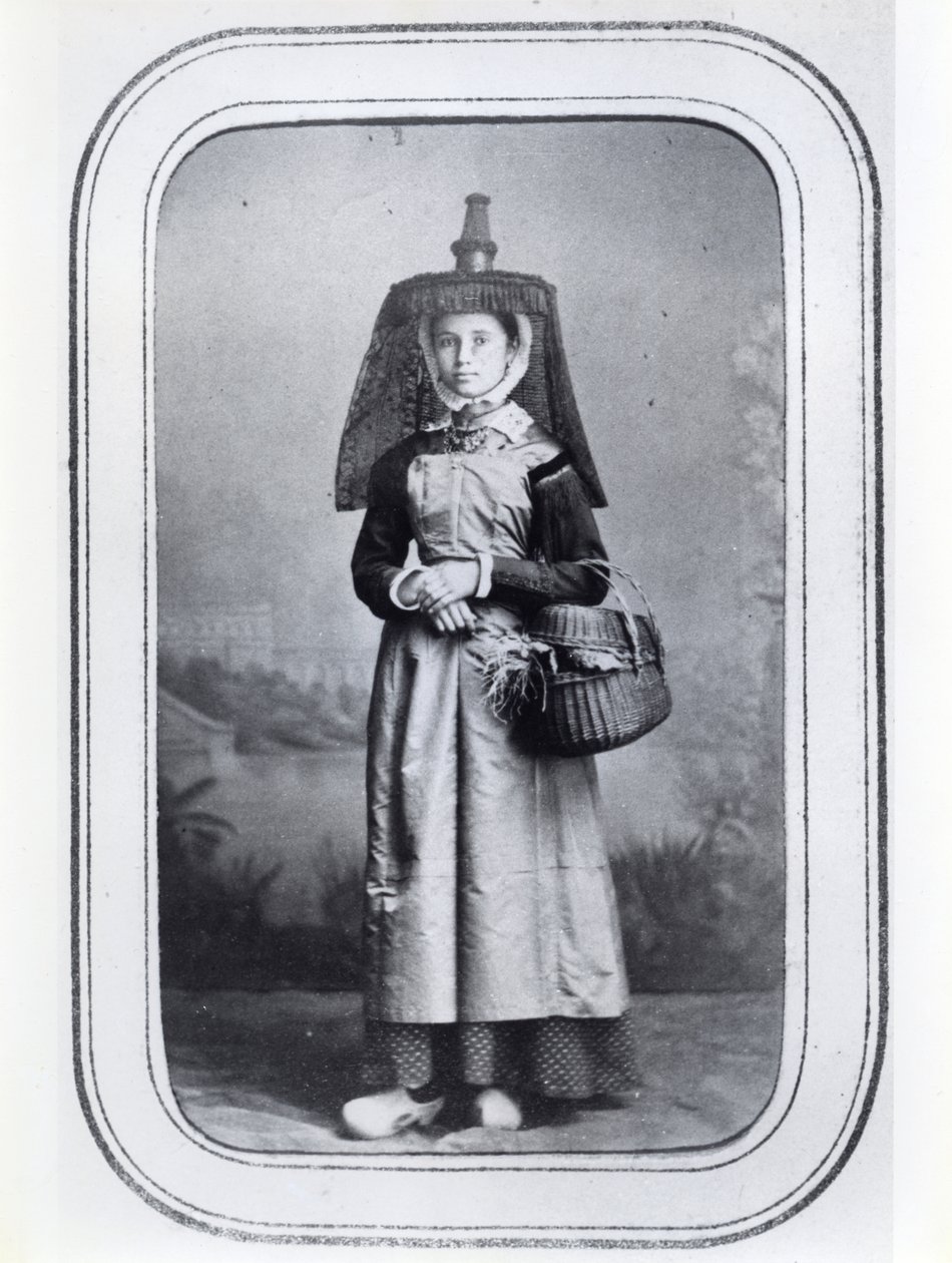 Fransız bölgesel kostümünü gösteren fotoğraflı kartvizit, c.1860-70 (s/b fotoğraf) by French Photographer