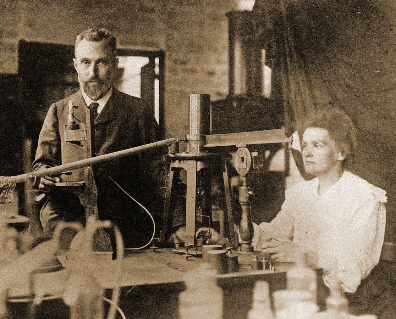 Pierre ve Marie Curie laboratuvarda by French Photographer
