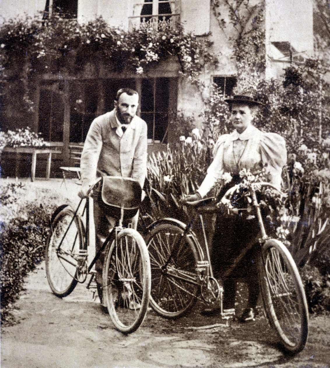 Pierre ve Marie Curie bahçelerinde 1895 by French Photographer