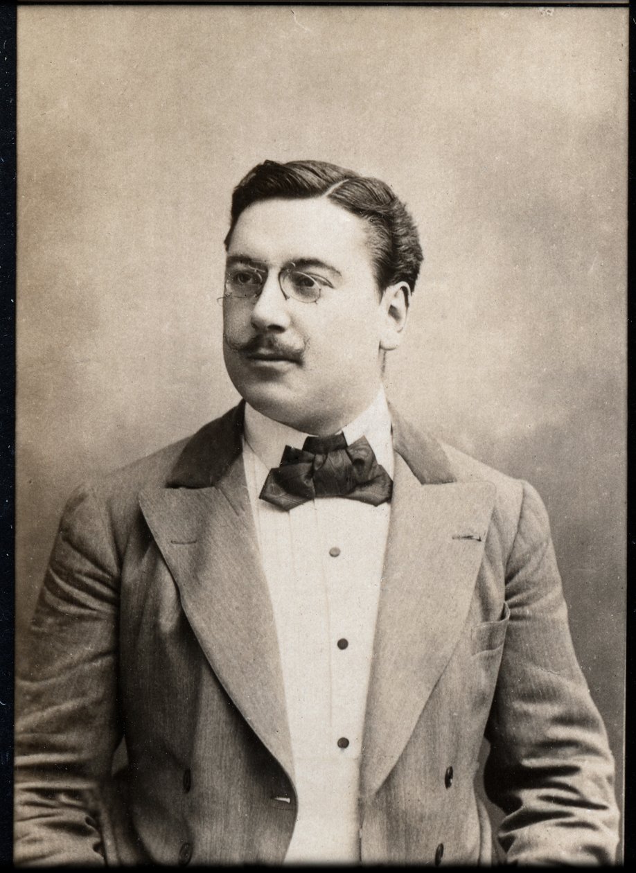 Leon Xanrof (1867-1953), Fransız oyun yazarı ve söz yazarı portresi. by French Photographer