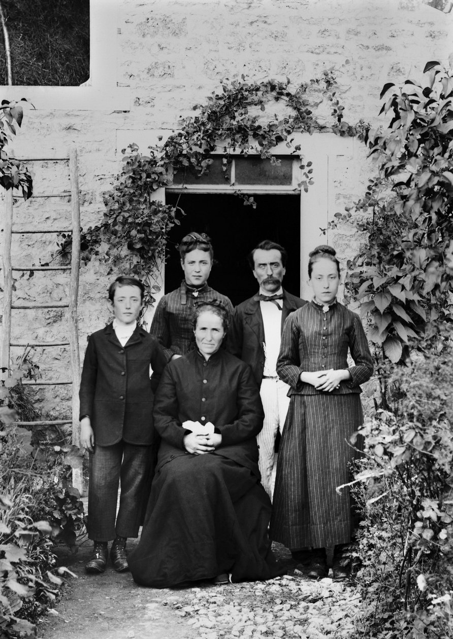 Bourmont en Haute Marne civarında bir ailenin portresi. 19. yüzyılın sonlarında fotoğraf. Ducos Koleksiyonu. by French Photographer