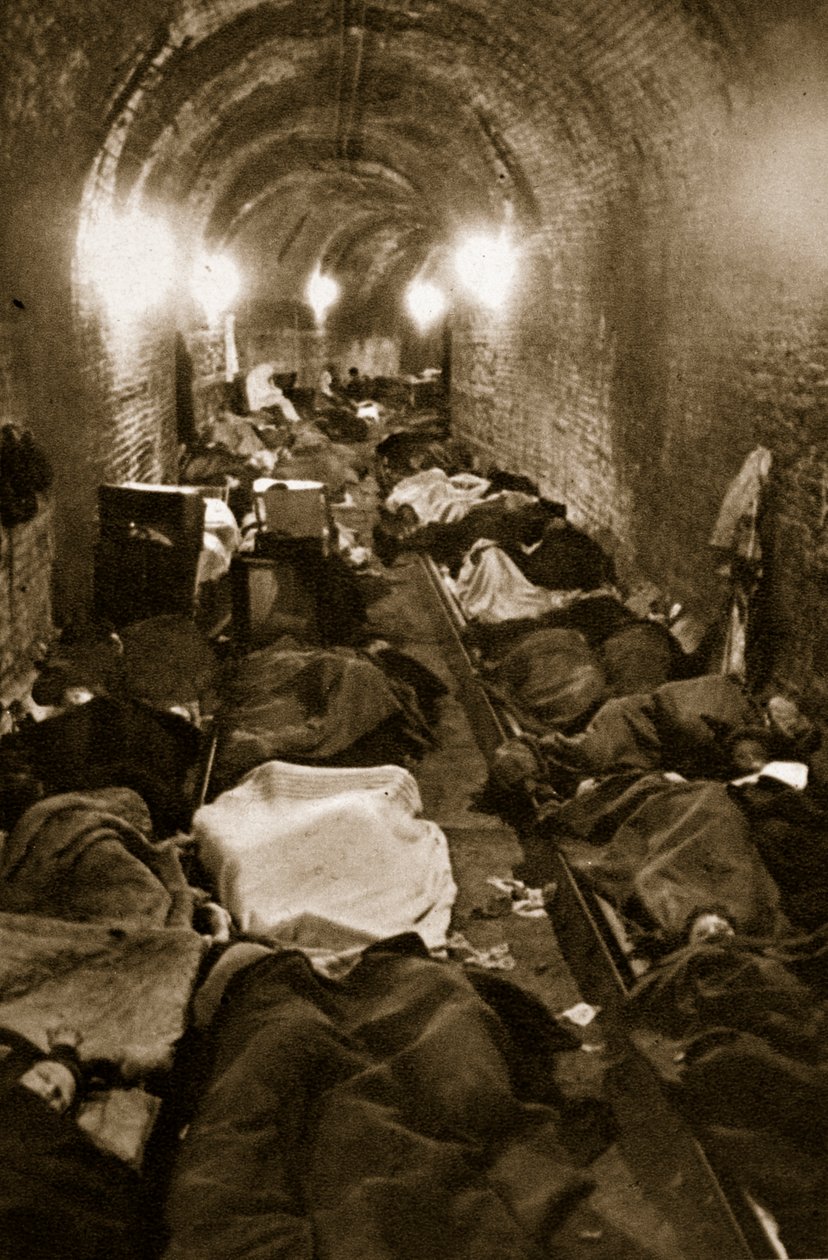 Le Havre sakinleri tren tünellerine sığınıyorlar, Eylül 1940 by French Photographer