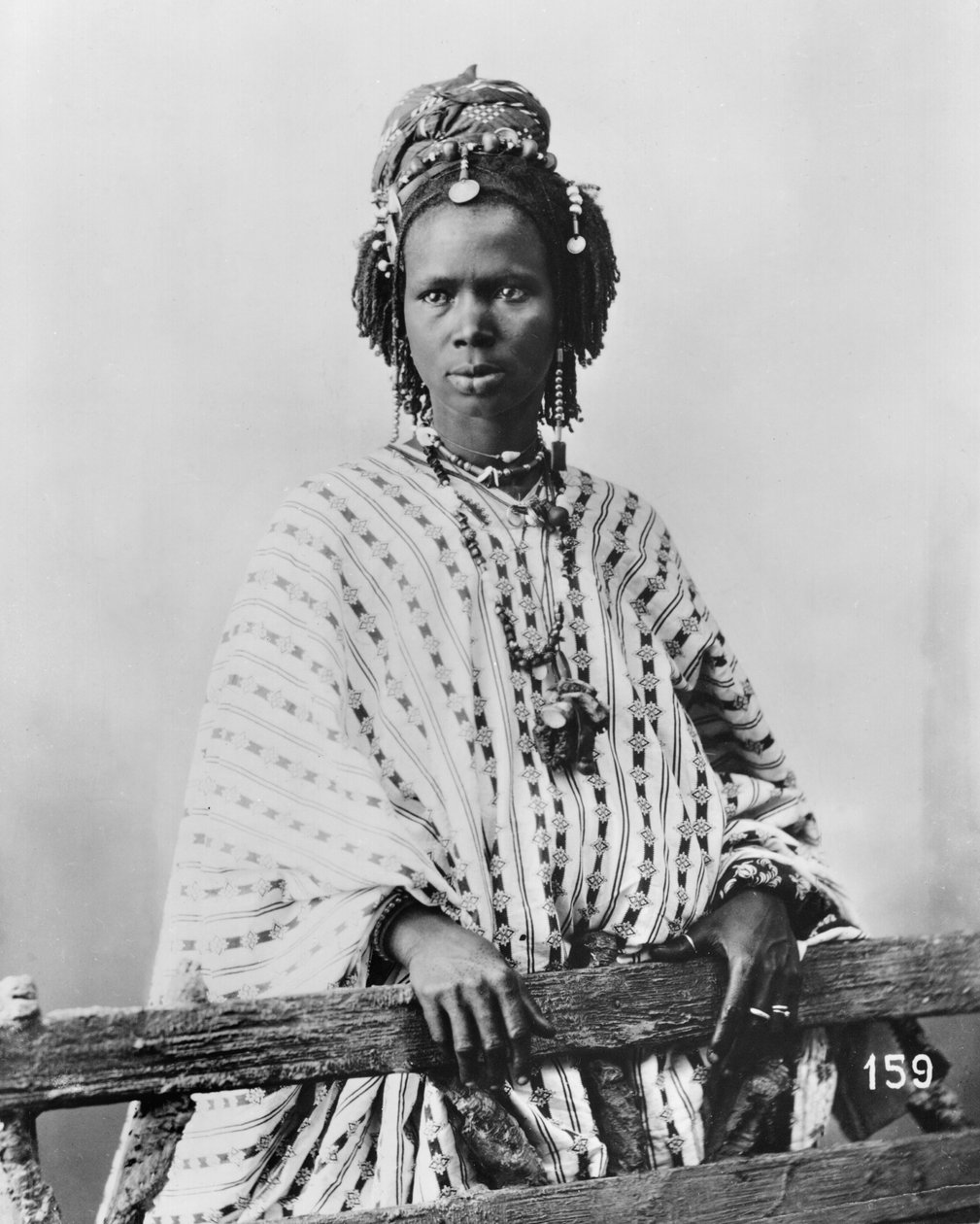 Senegalli kadın, 1900 dolayları (bw fotoğraf) by French Photographer