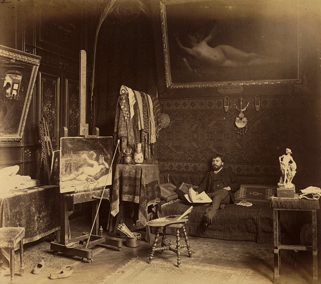 Ressam Toulot Stüdyosunda (s/b fotoğraf) by French Photographer