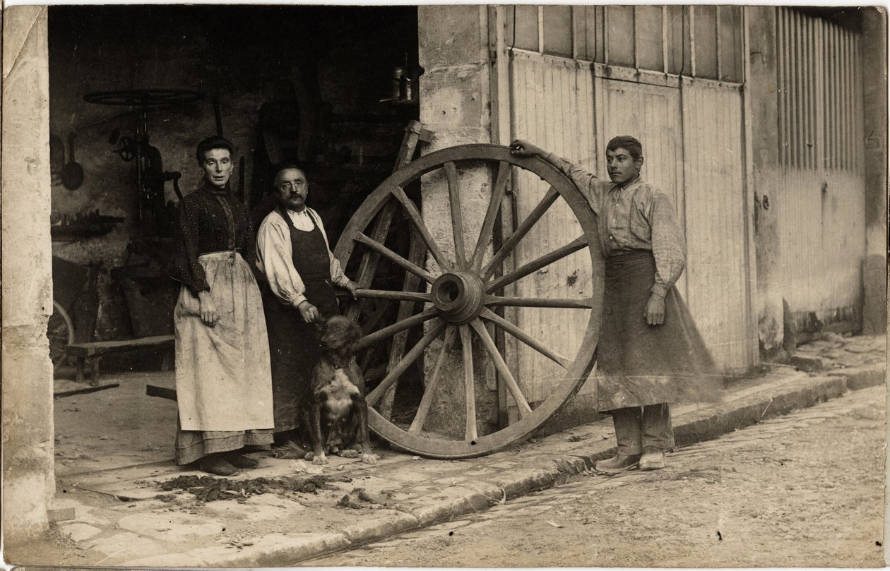 Araba, el arabası tekerleği üreticisi. XX. yüzyıl başı kartpostalı. by French Photographer
