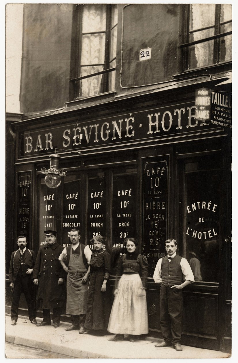 M.Vaissade tarafından işletilen, 22 rue de Sevigne, Paris adresindeki şarap ve otel mağazasının önü. XX. yüzyıl başı kartpostalı. by French Photographer