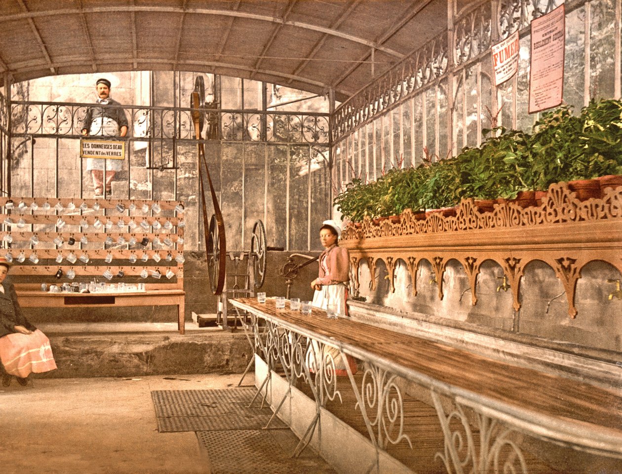 Vichy Kaynak Suyu, Celestine kaynağında cam tarafından satılıyor, 1890-1900 by French Photographer
