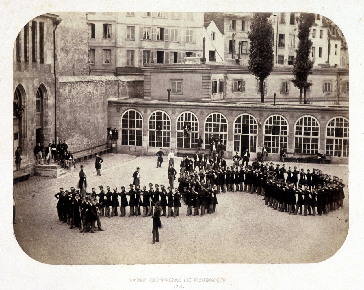Ecole Imperial Polytechnique'in iç avlusunun görünümü by French Photographer