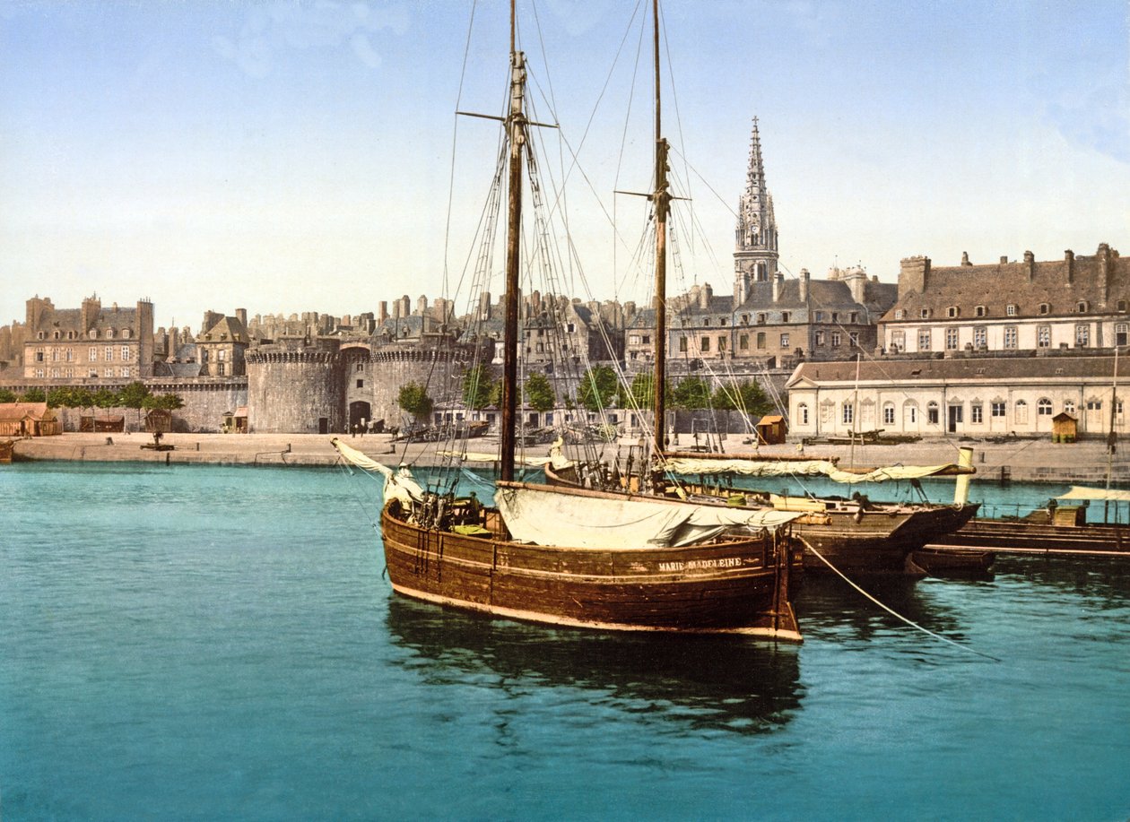 Limandan duvarlarla çevrili St Malo şehrinin görünümü, 1890-1900 by French Photographer