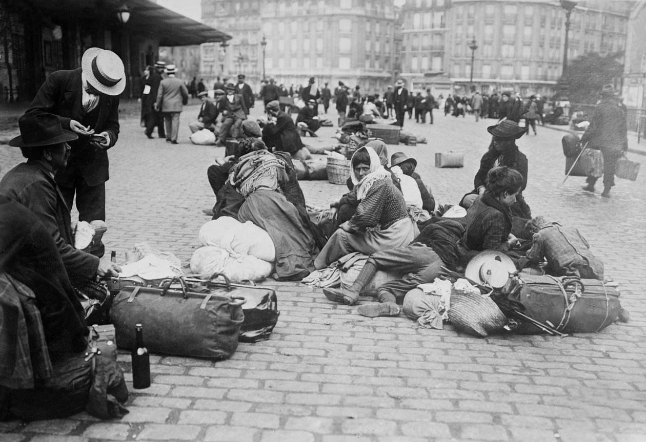 Savaş zamanı mülteciler, Gare de Lyon, Paris, 1914 by French Photographer