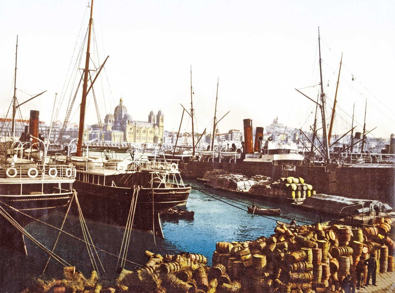 Arka planda Marsilya Katedrali ile Marsilya rıhtımında şarap fıçıları ve tekneler, pub. 1890-1900 by French Photographer