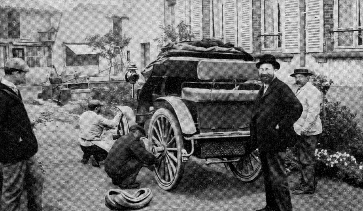 Fransız sanayici Edouard Michelin (1859-1940, önden öne) lastiklerle donatılmış ilk arabalardan biri by French Photographer