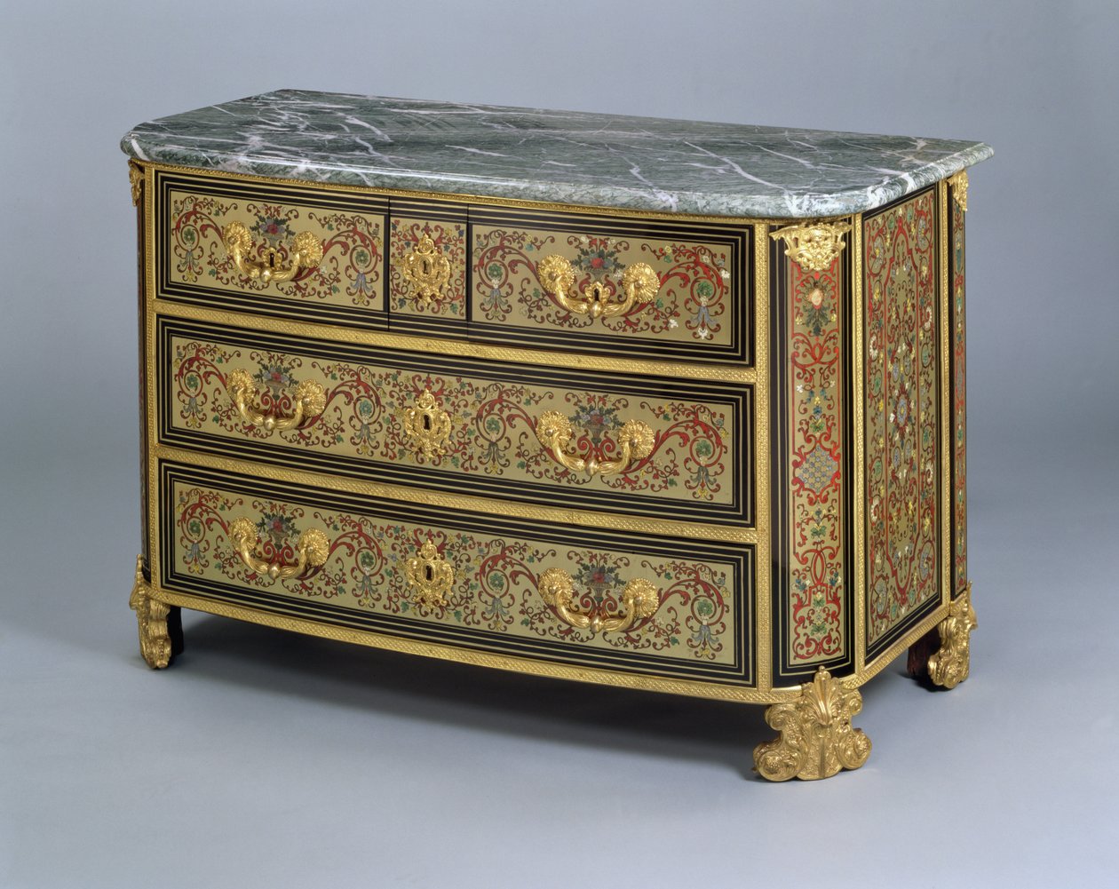 Bir Louis XIV Komodin, c.1710 (polikrom bağa ve pirinç kaplama) by French School
