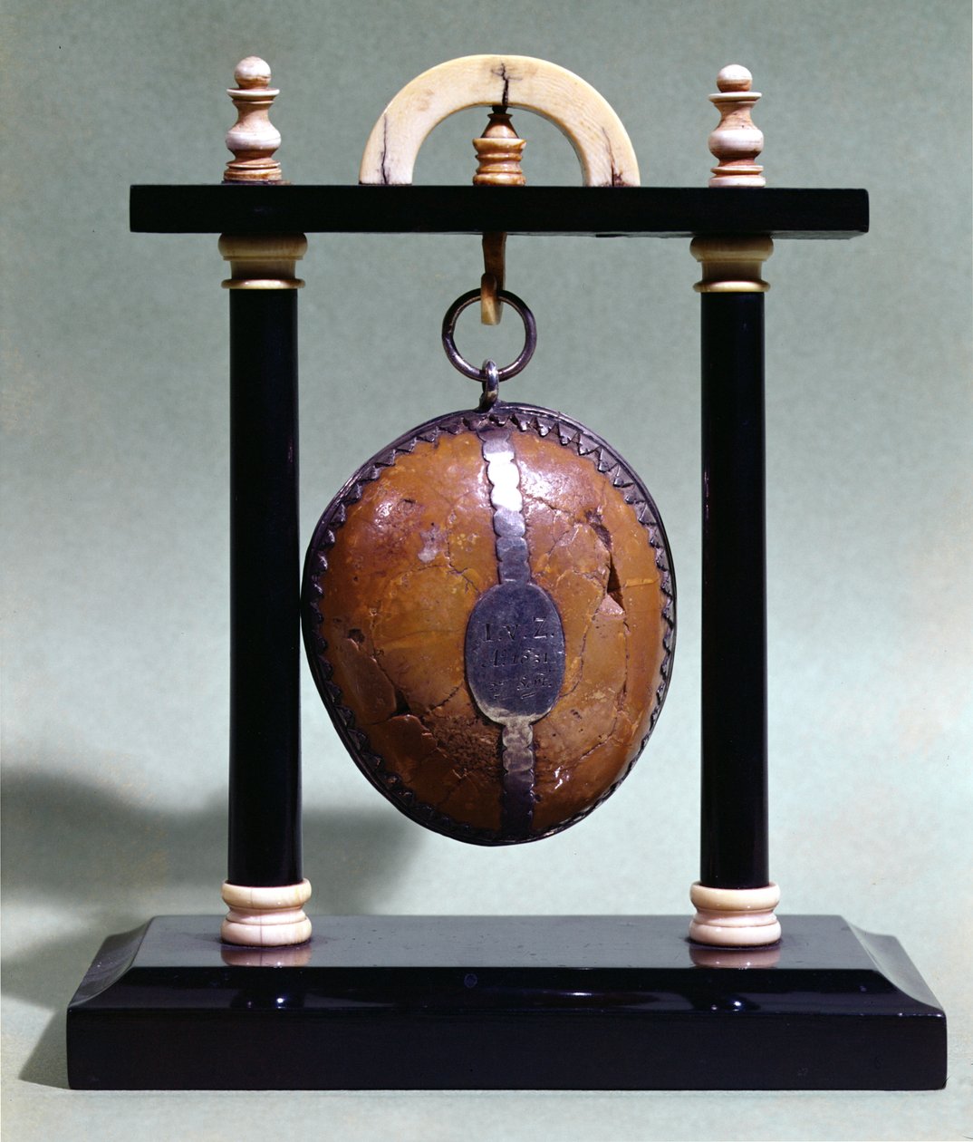 Bir stand üzerinde bir bezoar, 1651 by French School