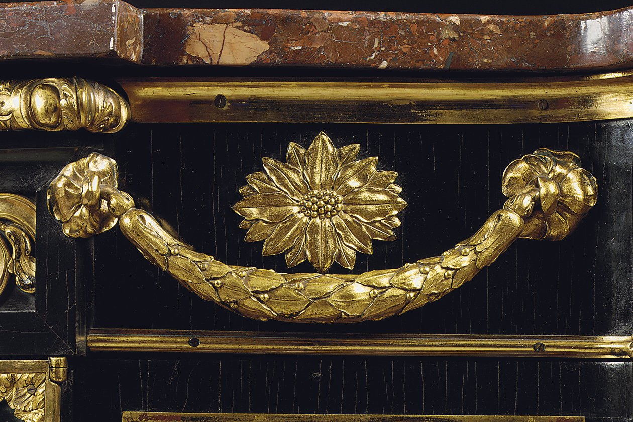 Geç bir Louis XV komodin, c.1763-70 (ormolu monte edilmiş Japon cilası ve abanoz) by French School