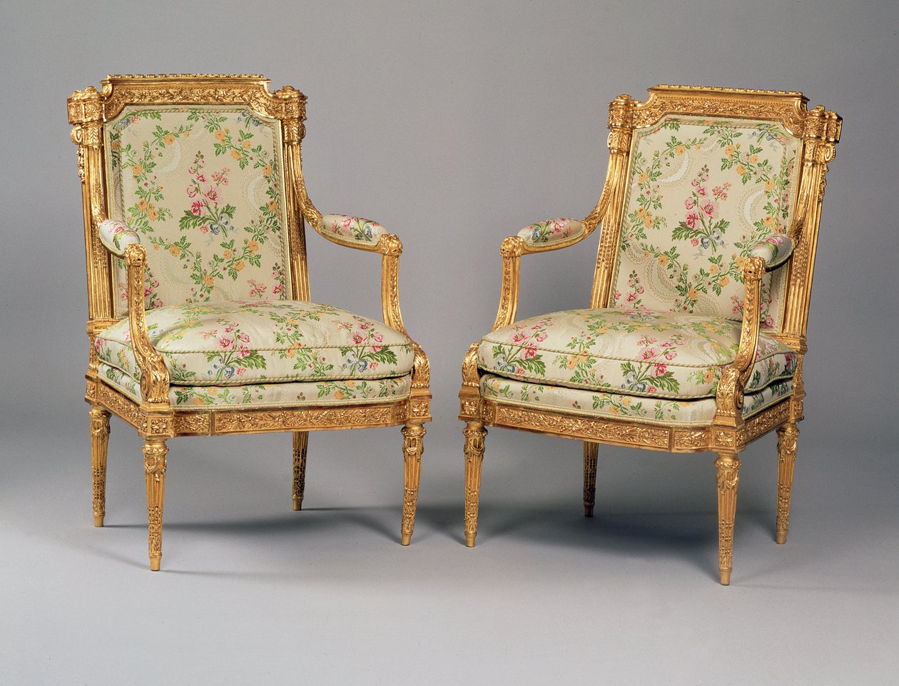 Louis XVI mobilya takımından bir çift Koltuk, Delailement tarafından damgalanmış, c.1780 (oyma ahşap ve döşeme) (ayrıca bkz. 222393) by French School
