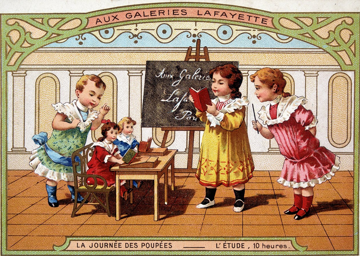 Galeries Lafayette için reklam kartı: oyuncak bebekleriyle öğretmen olarak oynayan küçük kızlar. by French School