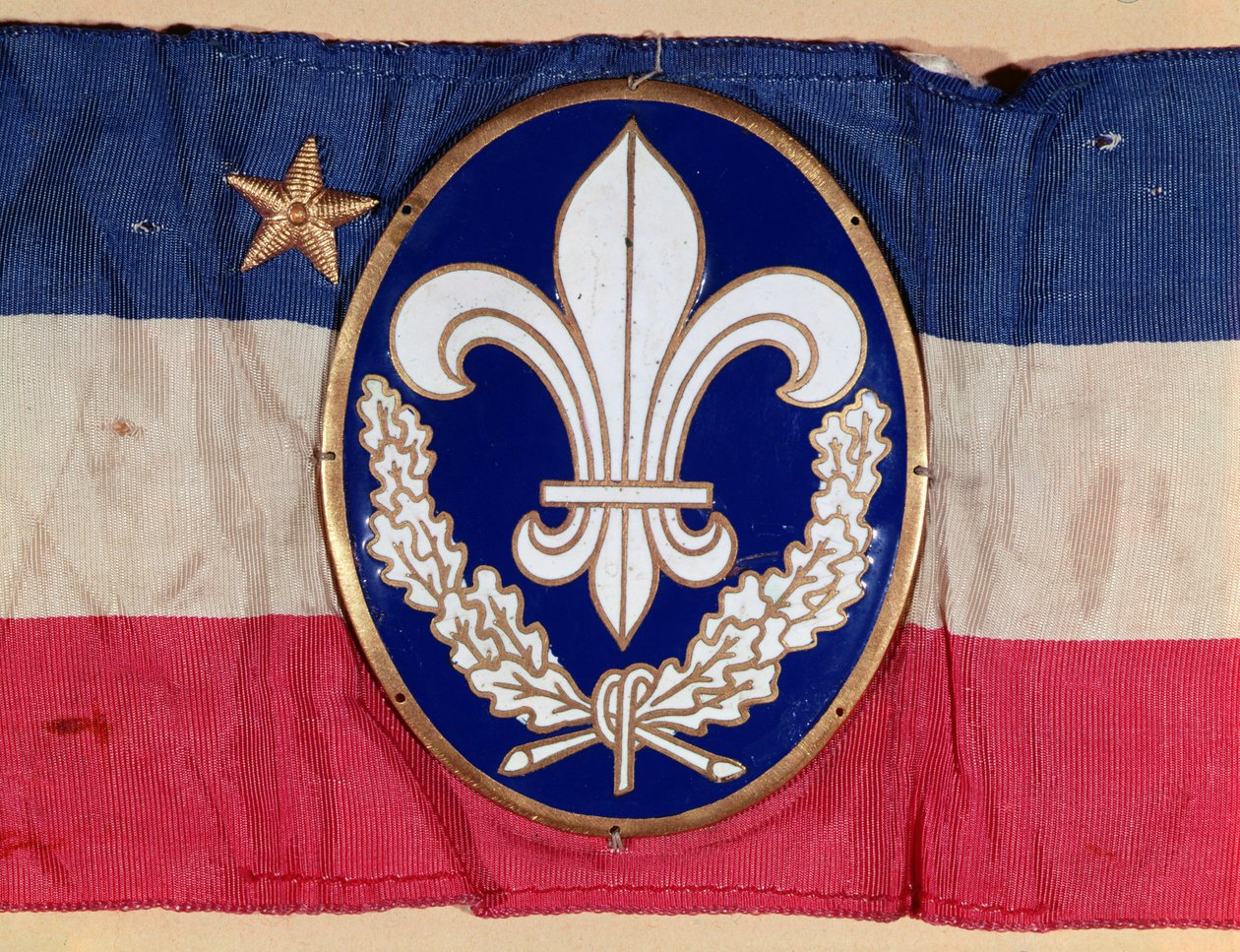 Action Francaise'in kol rozeti, c.1920-35 (emaye metal ve kumaş) by French School