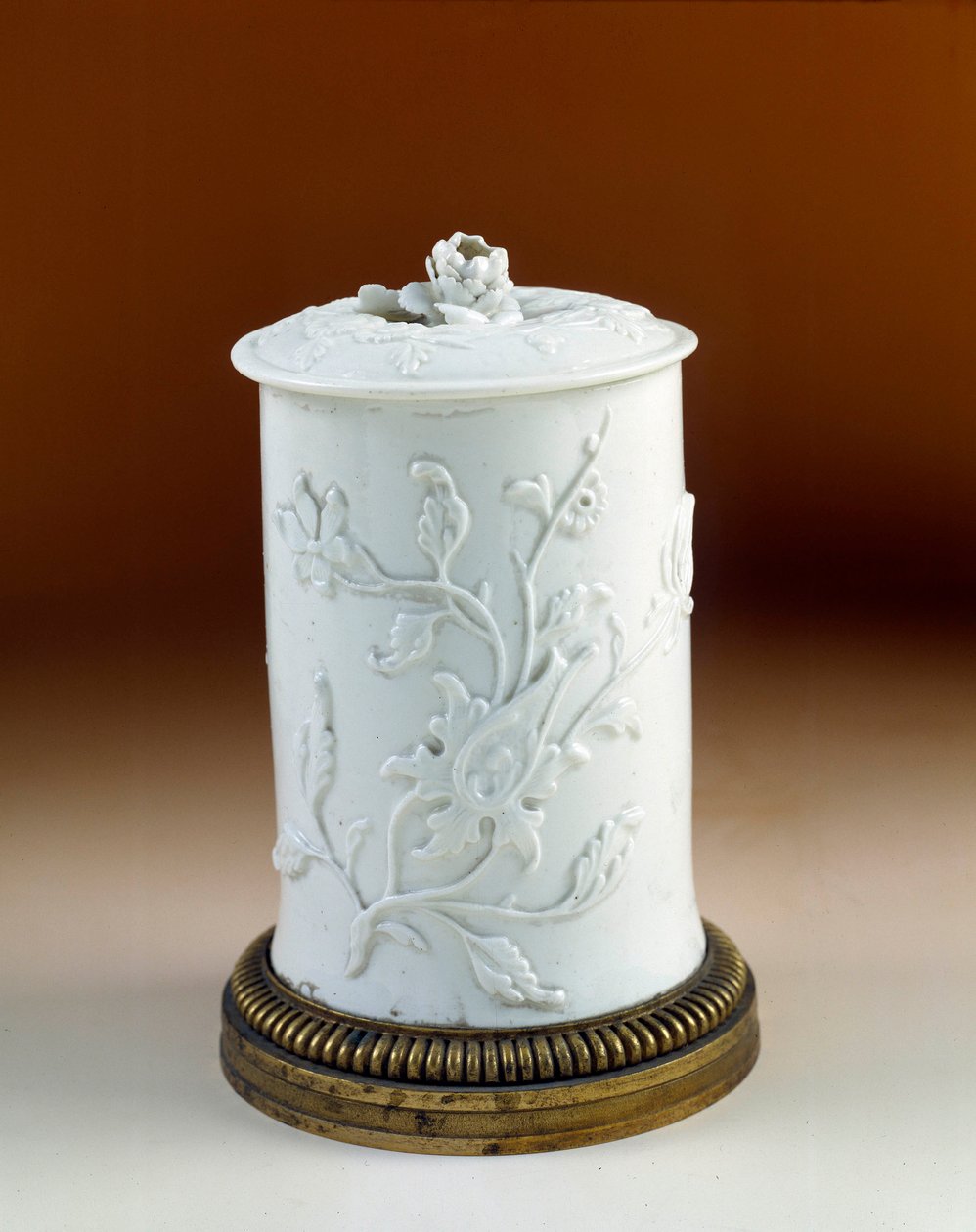 Art France: altın bronz üzerine monte edilmiş tütün kabı. Saint Cloud'un yumuşak porseleni by French School