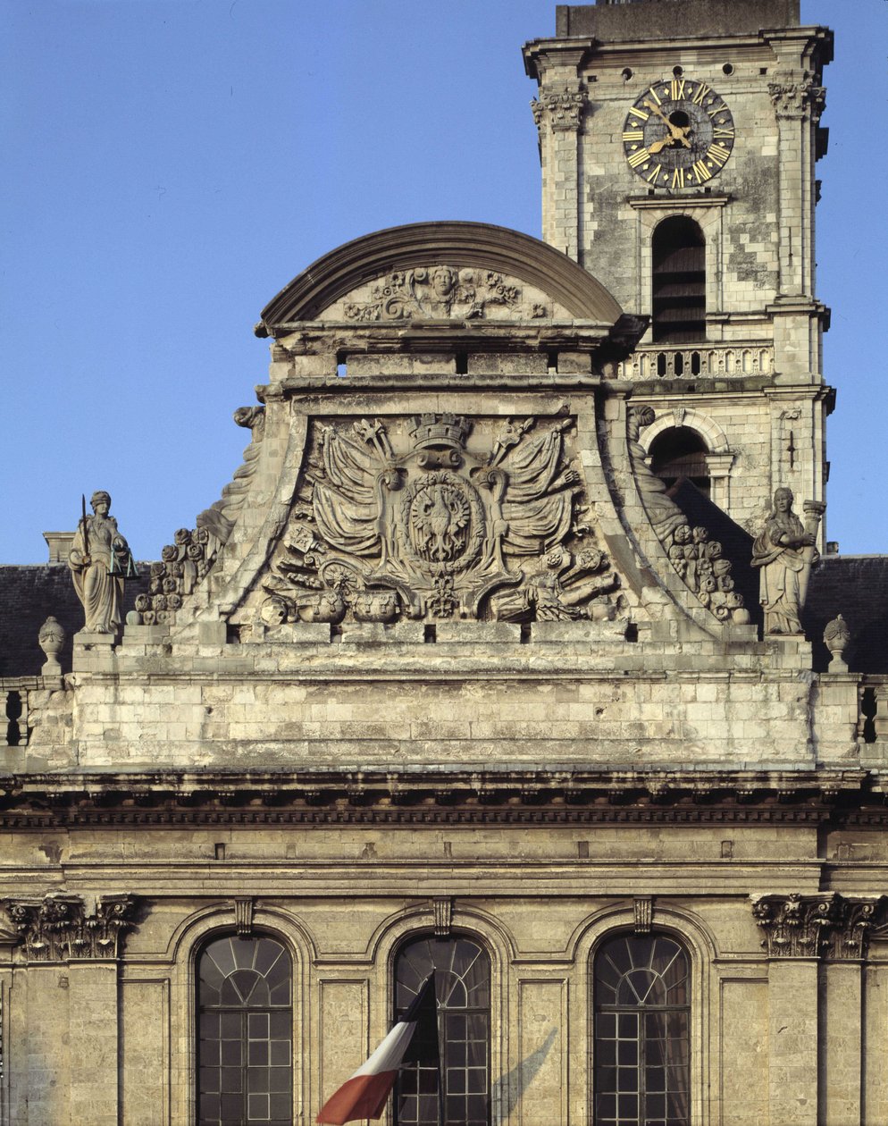 Barok mimarisi: Heroguelle tarafından Hotel de Ville (1717 - 1721) cephesi. Kentin silahlarını betimleyen Fronton “Kartal gagası ve çivisi”” ile Adalet ve Kuvveti simgeleyen iki heykelle çevrilidir. Aire sur la liys (Aire-sur-la-Lys), Pas de Calais (Pas-d by French School