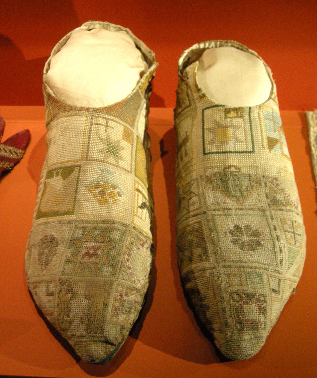 Piskopos terlikleri (ipek) by French School