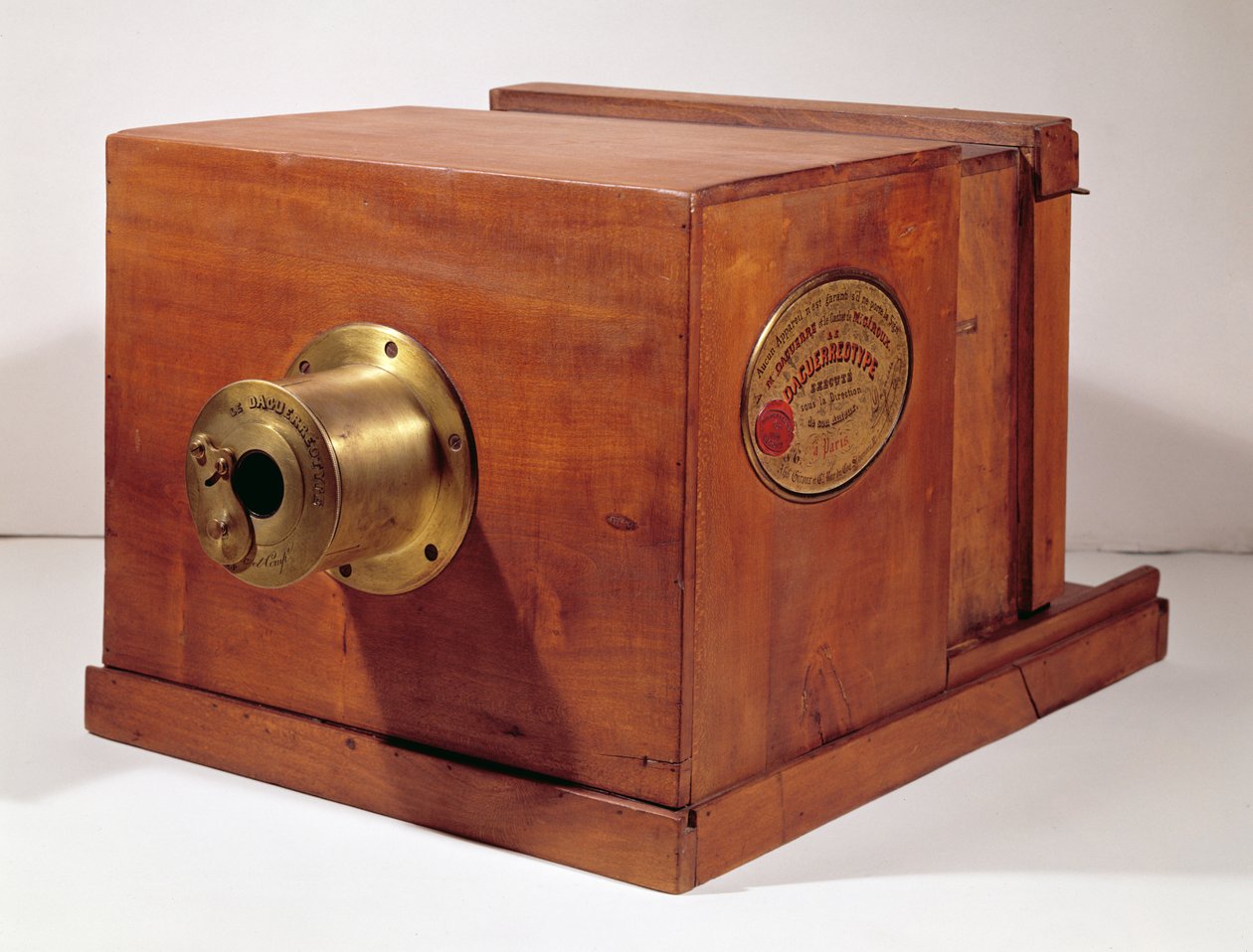 Louis-Jacques Daguerre (1787-1851) tarafından kullanılan kamera (ahşap ve metal) by French School