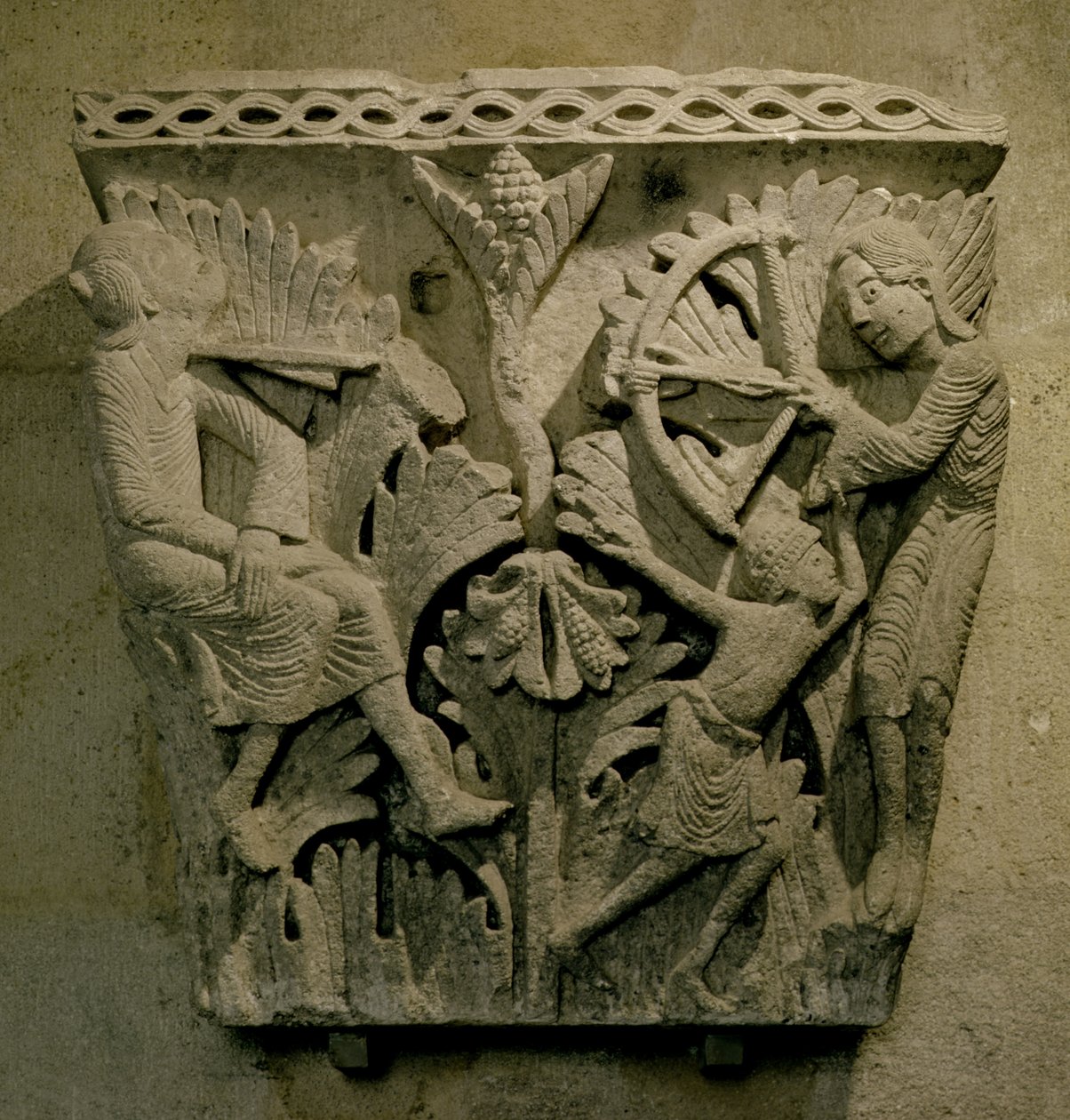 Bir başkasının boynuna ok atan bir adamı betimleyen başlık, yaklaşık 1125-30 (kireçtaşı) by French School