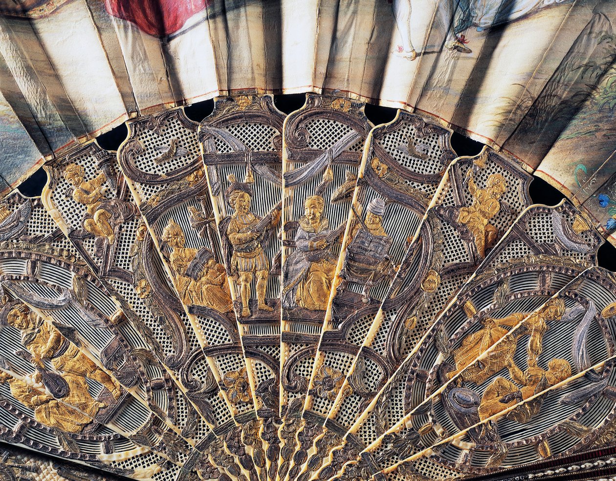 Aşkı ve tiyatroyu tasvir eden saray eli yelpaze, emaye ve yaldızlı ve gümüş metallerle süslenmiş fildişi koruma çubuğuyla kaplı kağıt, yükseklik 20,5 cm by French School