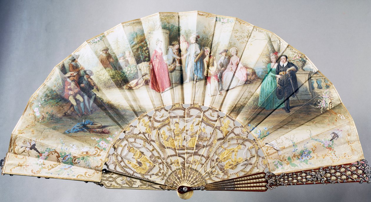 Aşkı ve tiyatroyu tasvir eden saray eli yelpaze, emaye ve yaldızlı ve gümüş metallerle süslenmiş fildişi koruma çubuğuyla kaplı kağıt, yükseklik 20,5 cm by French School