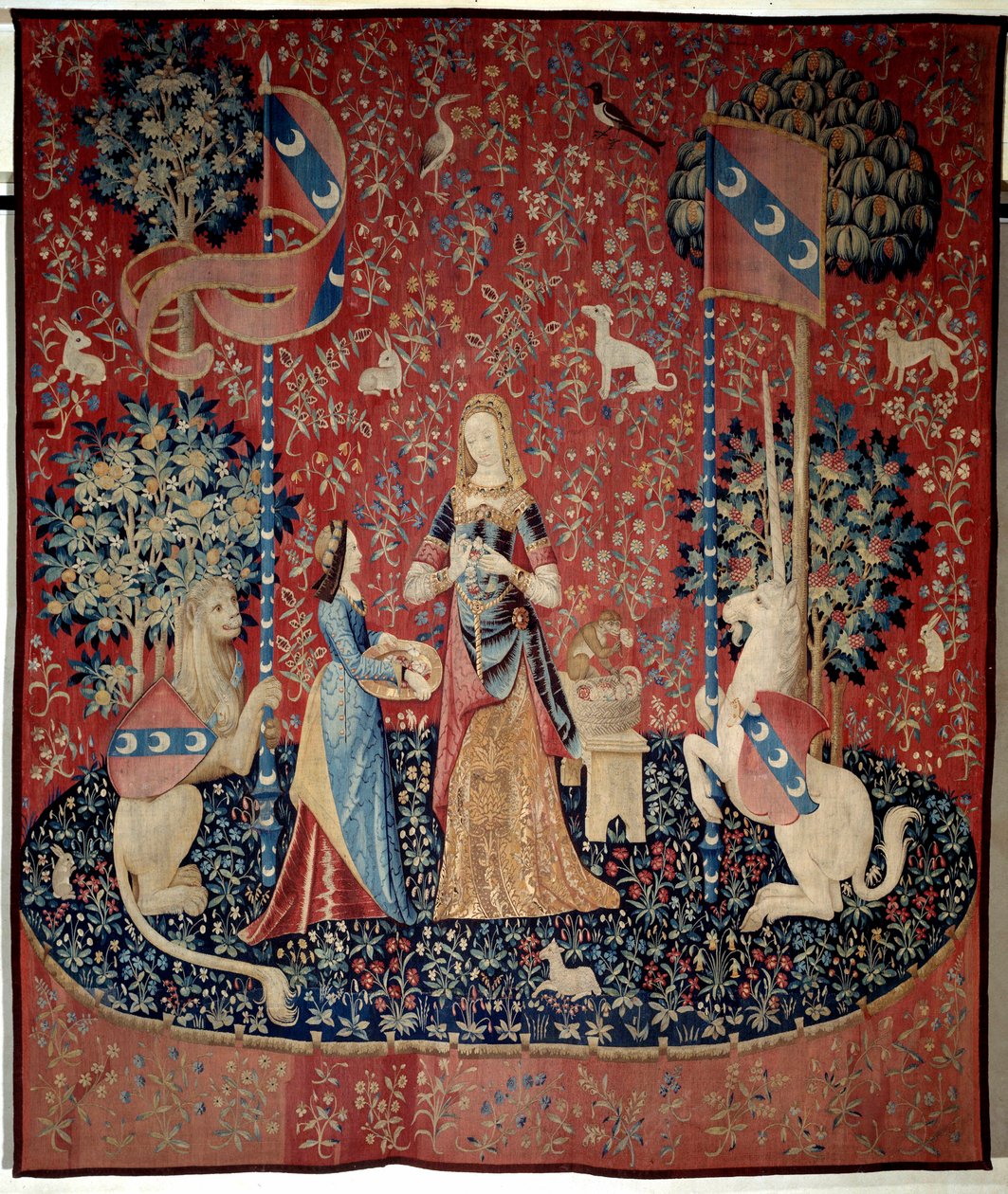 Perde Lady to the Unicorn (Lady to the Unicorn): koku alegorisi. Bir aslan, bir tek boynuzlu at, bir maymun, tavşan ile çevrili bir karanfil taç tutan genç bir kadın. 1484 ve 1500 yılları arasında yapılan yün ve ipek goblen. Chateau de Boussac