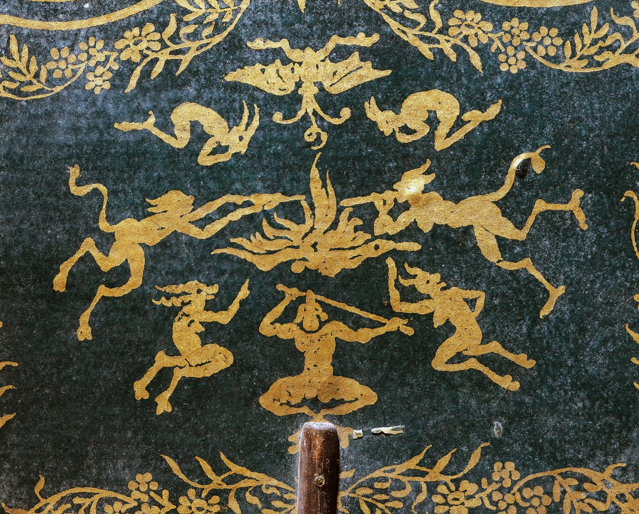 Şeytanlar ve Keçiler şeytani ateşe üfler, opera beyaz kadın için reklam aracı olarak oluşturulan el fanı (Augustin Eugene Scribe tarafından libretto, Francois-Adrien Boieldieu tarafından müzik), yeşil arka planda altın baskı by French School