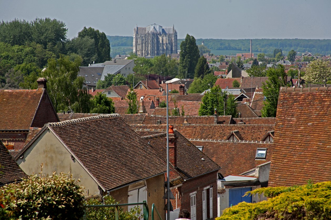 Uzaktan görülen Beauvais katedralinin bir görünümünü tasvir eden by French School