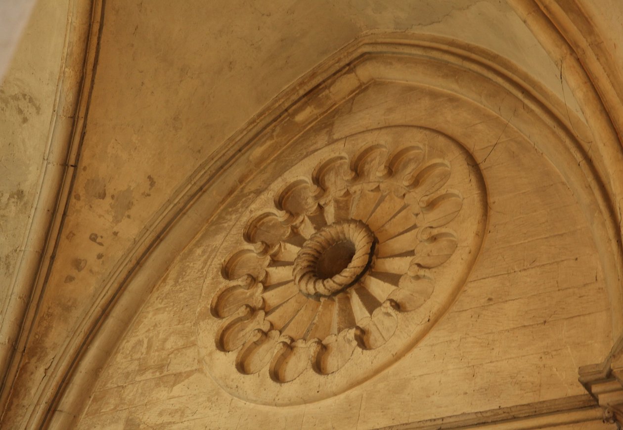 oyulmuş bir rosace görünümünü tasvir eden by French School