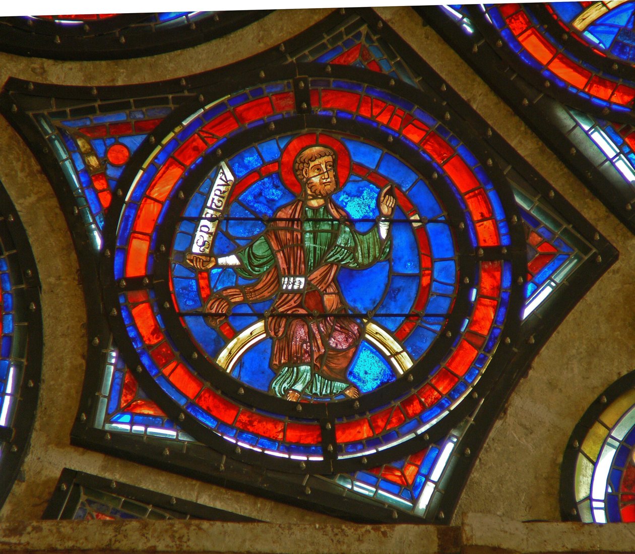 Doğu gül penceresinden detay: St. Peter by French School