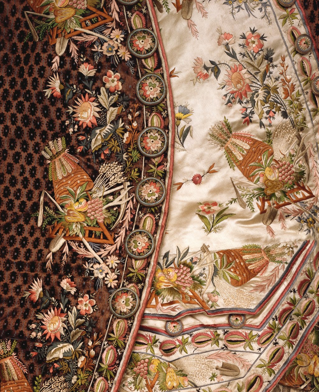 Fildişi saten işlemeli en-suite ceket, pantolon ve belden oluşan, kahverengi kesim kadifeden muhteşem bir takım elbisenin detayı, c.1760 by French School