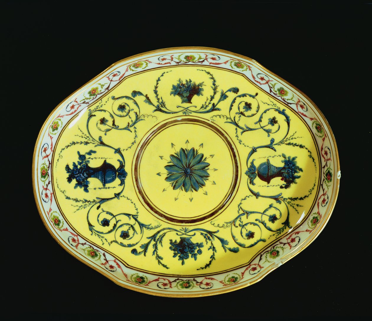 Sarı fonlu tabak, Sevr Atölyesi (porselen) by French School