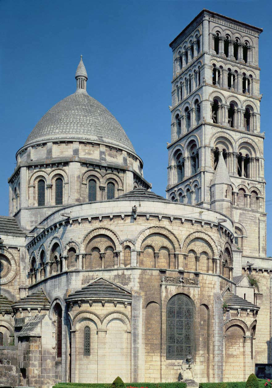 Absidyal şapelleri ve çan kulesiyle birlikte chevetin dış görünümü, c.1125-1135 inşa edilmiştir. by French School